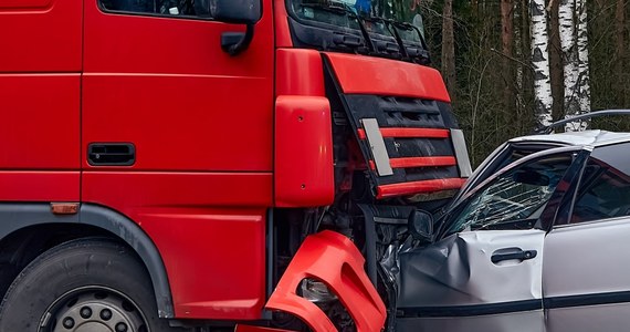 Jedna osoba zginęła w zderzeniu samochodu osobowego z ciężarowym, do którego doszło w pobliżu miejscowości Sporysz w powiecie człuchowskim.