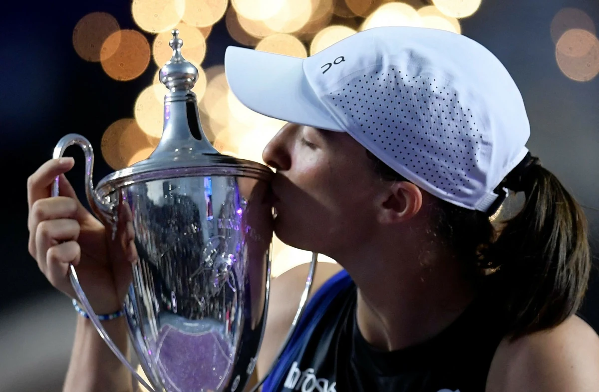 Liderka światowego rankingu tenisistek Iga Świątek została po raz drugi z rzędu wybrana zawodniczką roku w plebiscycie WTA - ogłoszono w poniedziałek. Trenerem roku został jej szkoleniowiec Tomasz Wiktorowski.