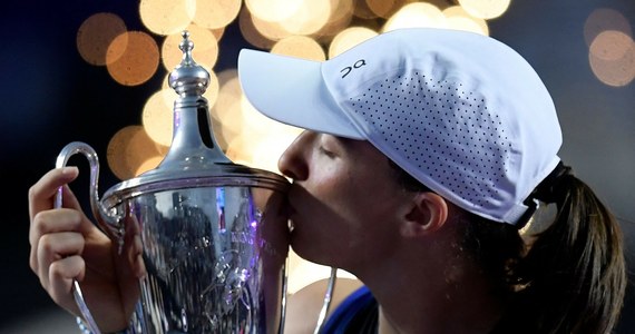 Liderka światowego rankingu tenisistek Iga Świątek została po raz drugi z rzędu wybrana zawodniczką roku w plebiscycie WTA - ogłoszono w poniedziałek. Trenerem roku został jej szkoleniowiec Tomasz Wiktorowski.