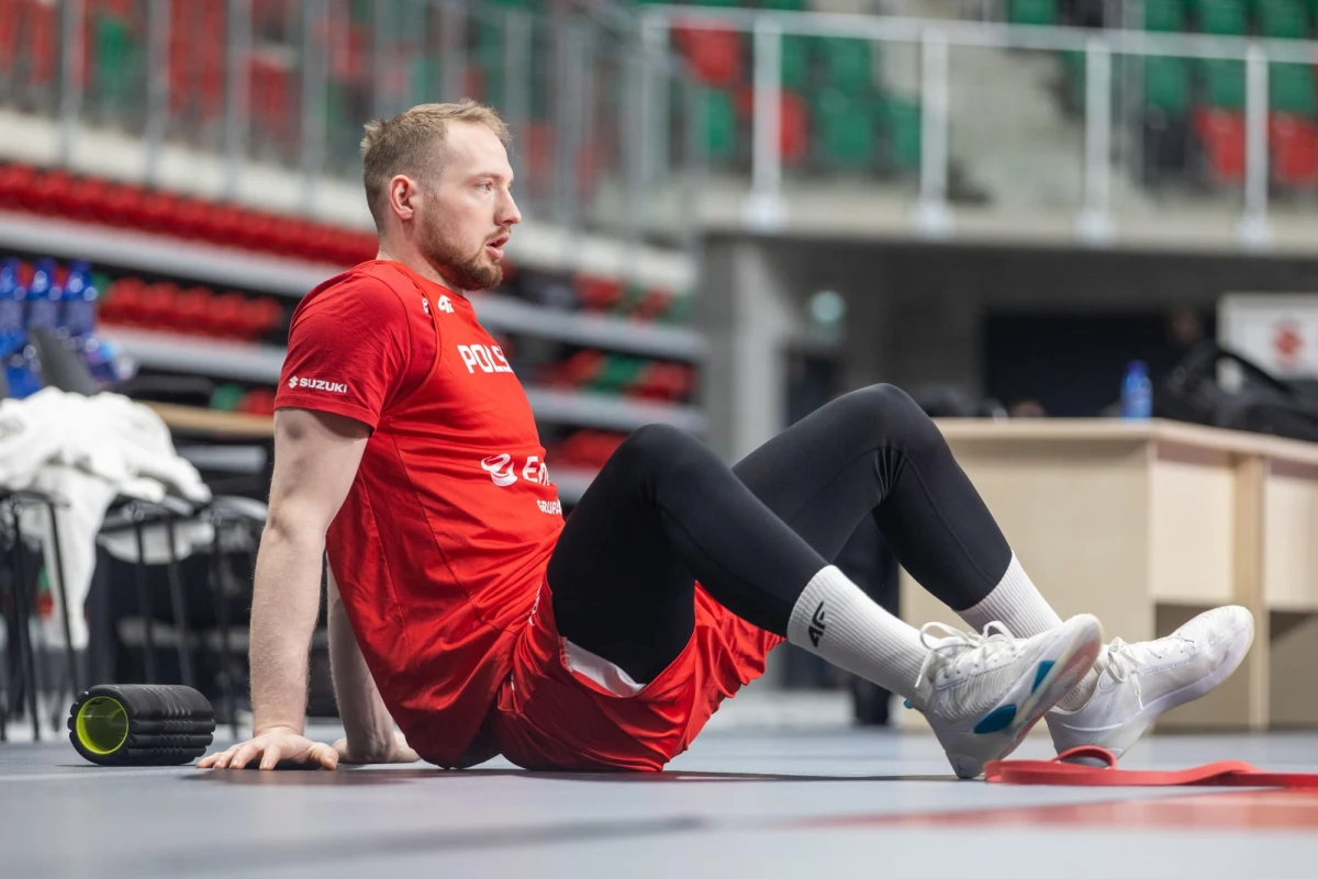 W ostatnich latach rozwijał swoje umiejętności w Śląsku Wrocław. Ostatecznie trafił do reprezentacji Polski i w umacniał pozycję w biało-czerwonym zespole. Od kilku miesięcy koszykarz Aleksander Dziewa gra za granicą. Wybrał drużynę Hamburg Towers. Jak odnalazł się na niemieckich parkietach? Jak widzi dalszy rozwój swojej kariery i swoją przyszłość w reprezentacji Polski? Z Aleksandrem Dziewą rozmawiał Patryk Serwański z redakcji sportowej RMF FM.