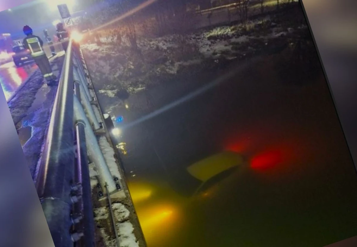 Pięć jednostek trójmiejskich strażaków zostało wezwanych do akcji wydobywania samochodu, który w poniedziałek wieczorem wpadł do Motławy w Gdańsku. Kierowcy udało się wydostać z auta. 33-latek został ukarany mandatem w wysokości 1,5 tys. zł.