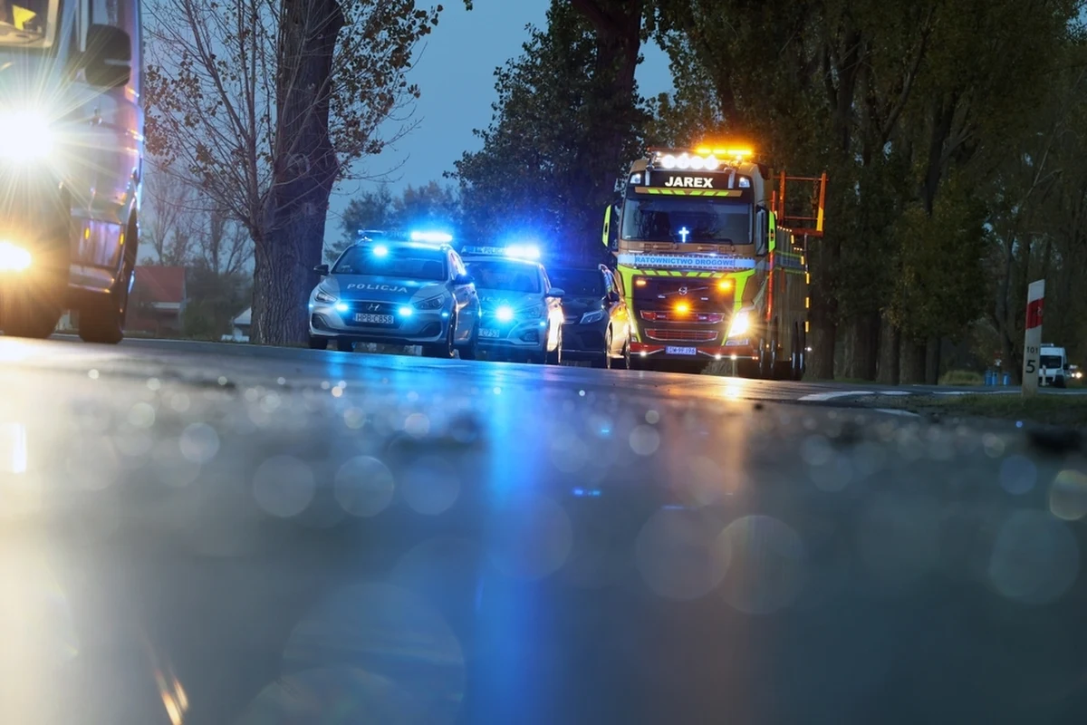 Karambol na A8, czyli na Autostradowej Obwodnicy Wrocławia. Zderzyły się tam cztery samochody osobowe i ciężarówka. Nie ma informacji o osobach poszkodowanych.