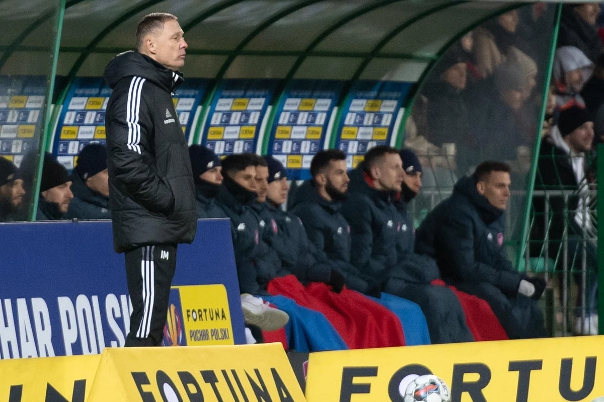 ​Ireneusz Mamrot już nie jest trenerem pierwszoligowego zespołu piłkarskiego Górnik Łęczna. Nieoczekiwanie o rozwiązaniu umowy za porozumieniem stron klub poinformował w poniedziałkowy wieczór, dzień po porażce 0:4 z Wisłą w Krakowie.