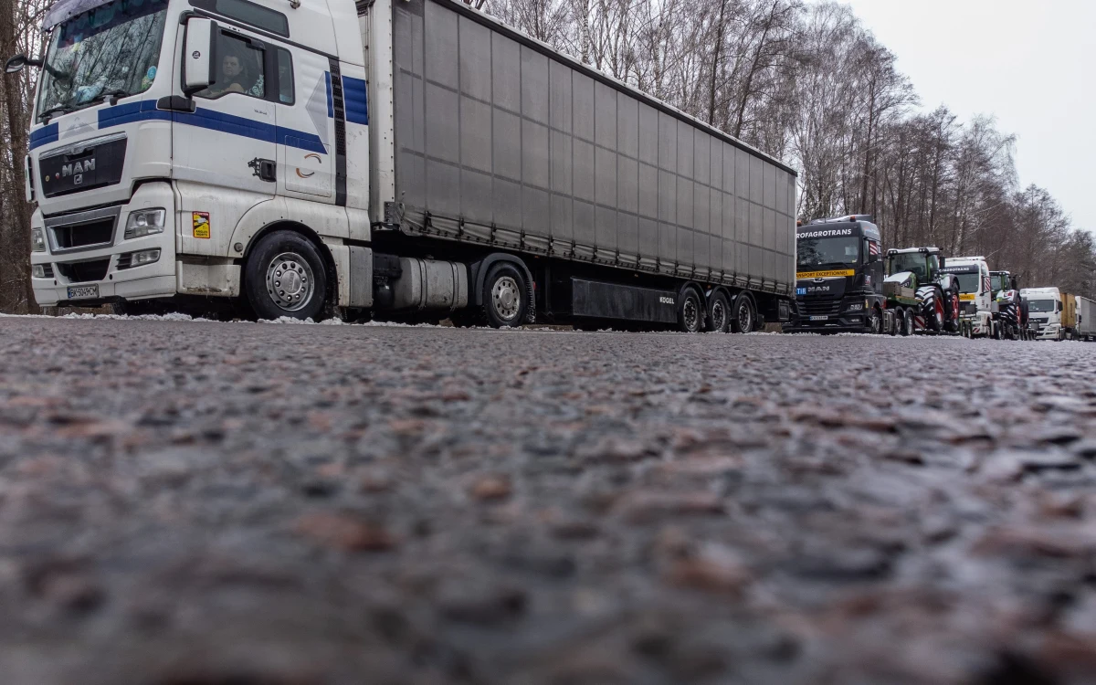 Przewoźnicy, którzy do wczoraj oficjalnie protestowali w Dorohusku, ale zgodę na ich zgromadzenie cofnął wójt, złożyli wniosek ws. pozwolenia na kolejny protest - dowiedział się reporter RMF FM Krzysztof Kot. Choć zgromadzenie oficjalnie zakończyło się wczoraj, dojazd do przejścia granicznego w tej miejscowości utrudnia tir, który stoi w poprzek drogi krajowej nr 12 - pojazd miał ulec awarii.