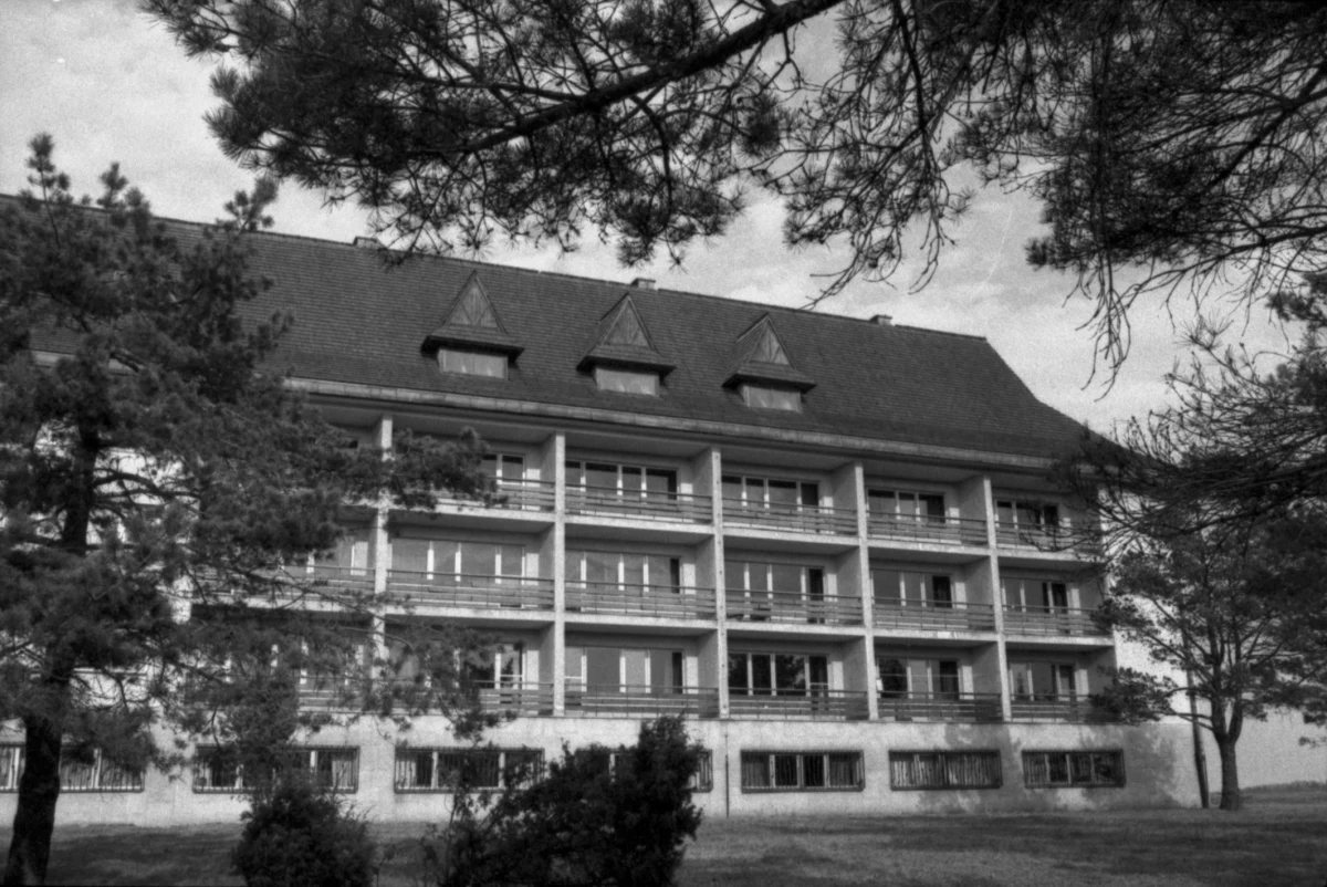 Pierwszą listę osób przeznaczonych do internowania przygotowano już w październiku 1980 roku - ponad rok przed wprowadzeniem stanu wojennego. Łącznie w miejscach odosobnienia umieszczono ponad 10 tys. osób. Działaczy opozycyjnych rozmieszczano po całym kraju. Polska była usiana specjalnymi ośrodkami, a mapa miejsc odosobnienia jest aktualizowana do dziś. Oto kilka najważniejszych lokalizacji, gdzie władze PRL internowały przeciwników politycznych od grudnia 1981 r.