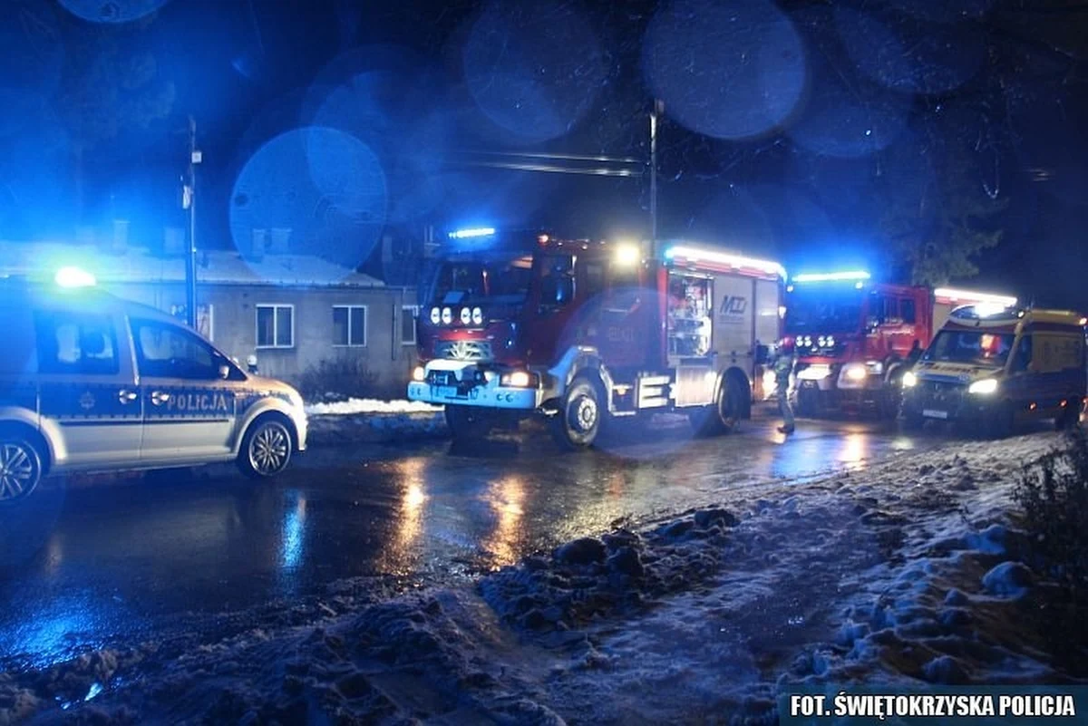 W Skarżysku - Kamiennej policjanci wyprowadzili z płonącego budynku 45-latka. Mężczyzna z poparzeniami trafił do szpitala. Strażacy ewakuowali jeszcze dwie osoby, a szóstka mieszkańców wcześniej wyszła na zewnątrz.