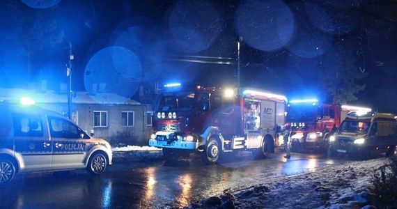 W Skarżysku - Kamiennej policjanci wyprowadzili z płonącego budynku 45-latka. Mężczyzna z poparzeniami trafił do szpitala. Strażacy ewakuowali jeszcze dwie osoby, a szóstka mieszkańców wcześniej wyszła na zewnątrz.