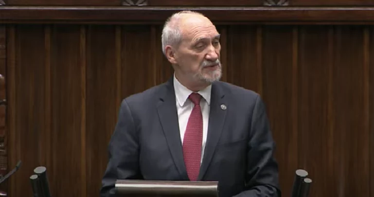 Antoni Macierewicz apelował o minutę ciszy.