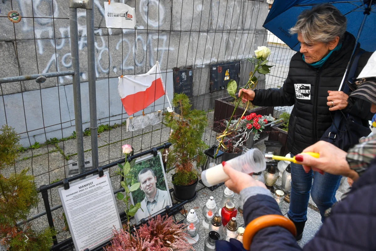 Donald Tusk w trakcie swojego expose przypomniał manifest Piotra Szczęsnego, który w 2017 r. dokonał samopodpalenia. Mówiąc o Szczęsnym, podkreślił: "Już 6 lat temu ktoś tak precyzyjnie nazwał lęki, niepokoje, złość, jaka rodziła się w polskich sercach". Przypomnienie historii Szczęsnego wywołało sporo kontrowersji.