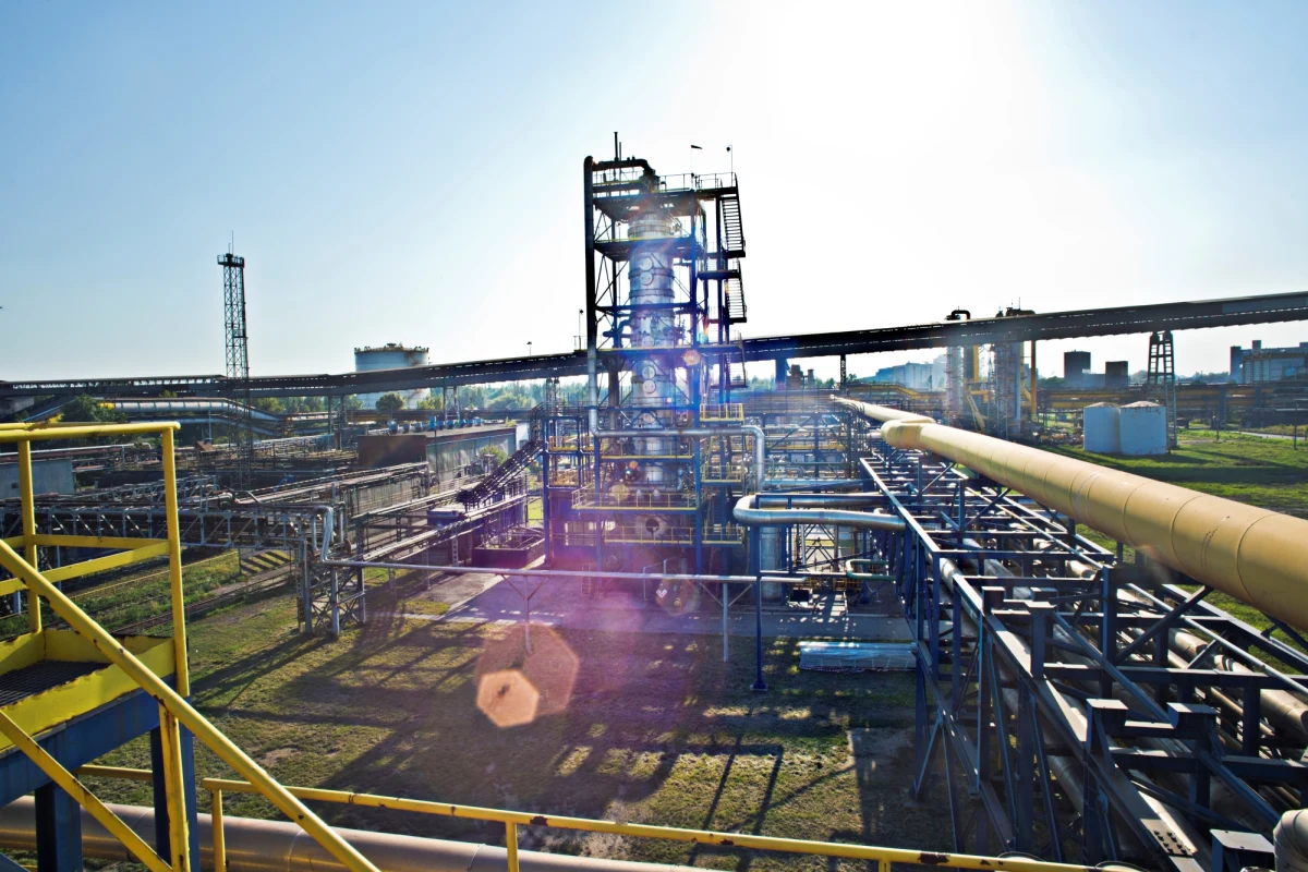 ArcelorMittal Poland podpisał ze związkami zawodowymi porozumienie ws. rozwiązań dla pracowników na czas tzw. gorącego postoju krakowskiej koksowni. 129 pracowników znajdzie zatrudnienie w innych zakładach koncernu, a 100 będzie nadzorowało i utrzymywało urządzenia koksowni.  