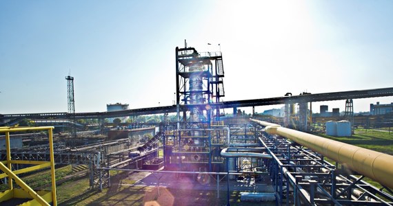 ArcelorMittal Poland podpisał ze związkami zawodowymi porozumienie ws. rozwiązań dla pracowników na czas tzw. gorącego postoju krakowskiej koksowni. 129 pracowników znajdzie zatrudnienie w innych zakładach koncernu, a 100 będzie nadzorowało i utrzymywało urządzenia koksowni.  