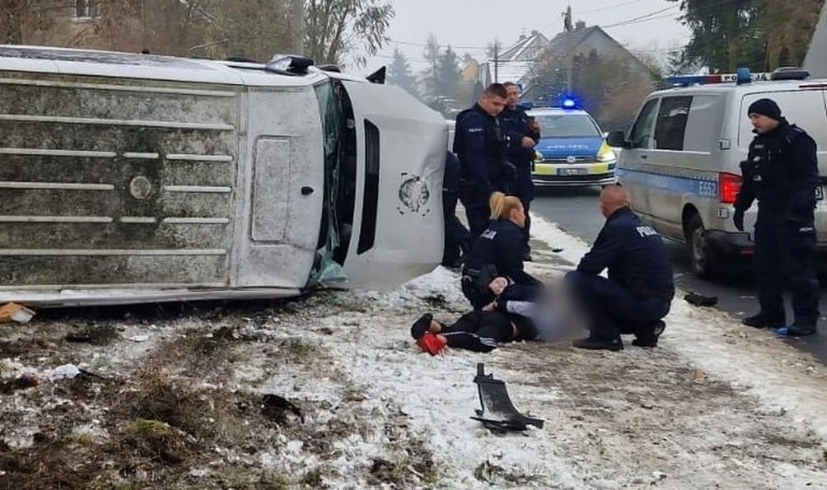 Sceny jak z filmu sensacyjnego na ulicach Gubina w Lubuskiem. 15-latek uciekał kradzionym pojazdem przed policją, uderzając w radiowozy i stwarzał zagrożenie dla innych osób - na koniec wypadł z drogi, a jego auto koziołkowało. Nastolatkiem zajmie się Sąd Rodzinny i Nieletnich w Krośnie Odrzańskim.