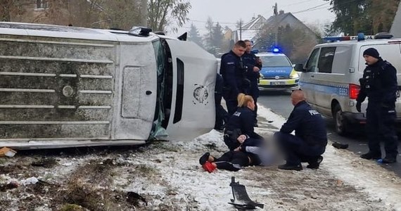 Sceny jak z filmu sensacyjnego na ulicach Gubina w Lubuskiem. 15-latek uciekał kradzionym pojazdem przed policją, uderzając w radiowozy i stwarzał zagrożenie dla innych osób - na koniec wypadł z drogi, a jego auto koziołkowało. Nastolatkiem zajmie się Sąd Rodzinny i Nieletnich w Krośnie Odrzańskim.