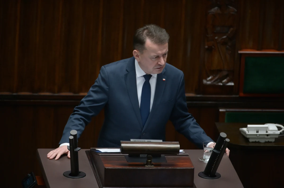 "Przed chwilą usłyszeliśmy bardzo ostre przemówienie, w którym podtrzymane zostały wszystkie kłamstwa głoszone przez lata" - zaczął swoje przemówienie w imieniu klubu Prawa i Sprawiedliwości Mariusz Błaszczak. Dotychczasowy szef MON ostro skrytykował exposé Donalda Tuska.