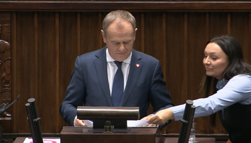  Donald Tusk pominął jednego ministra. Zamieszanie na sali obrad