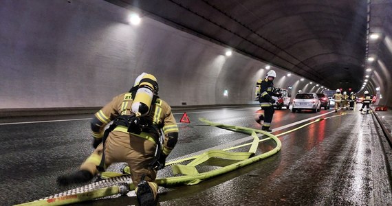 Służby ratunkowe przeprowadziły dziś ćwiczenia w tunelu pod Luboniem Małym na Zakopiance. Strażacy, medycy i policjanci sprawdzali procedury postępowania w razie wypadku wewnątrz obiektu.