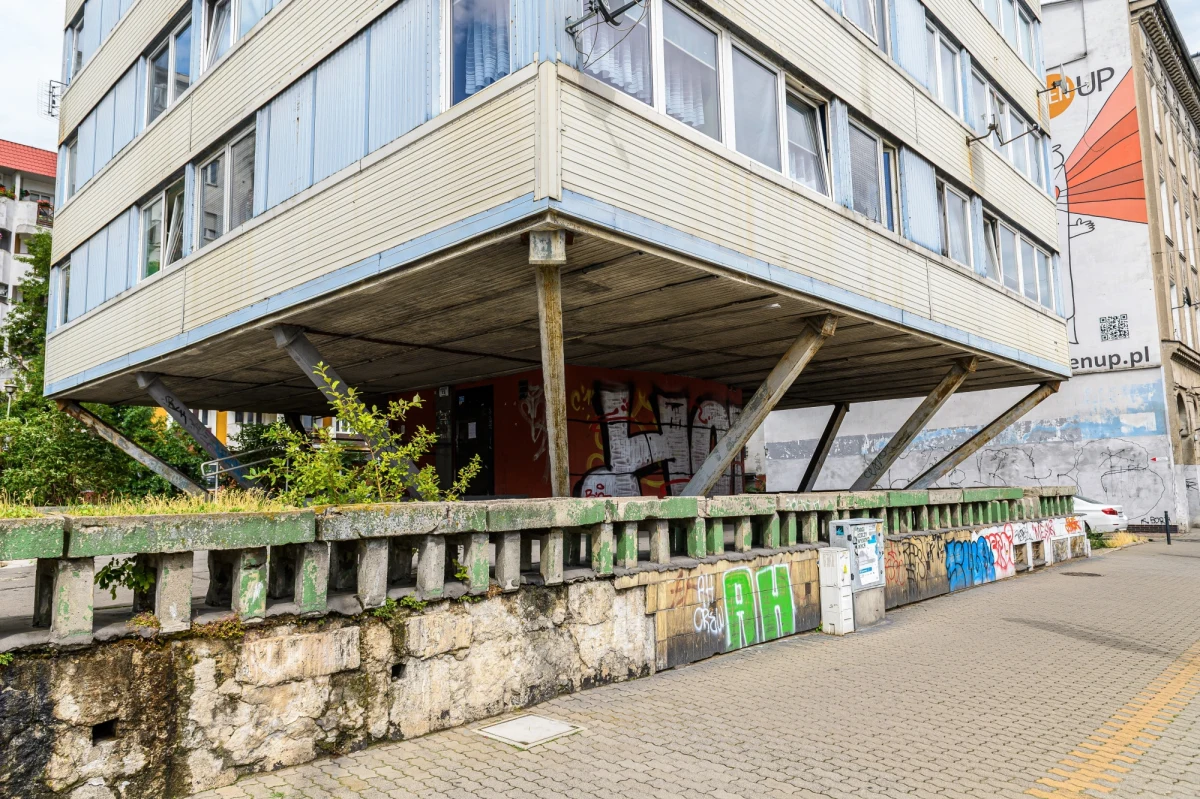 Zespół specjalistów z Politechniki Wrocławskiej będzie przeprowadzał badania naukowe i ekspertyzy, dotyczące m.in. stanu technicznego Trzonolinowca. Prace już się rozpoczęły, a mają się zakończyć na przełomie stycznia i lutego - powiedział PAP Michał Ciepielski z działu informacji i promocji Politechniki Wrocławskiej.