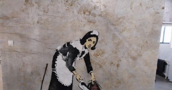 Muzeum poświęcone twórczości jednego z najpopularniejszych artystów street artu - Banksy’ego już w czwartek zostanie otwarte w Krakowie. Będzie tam można zobaczyć ponad 120 reprodukcji prac artysty z całego świata.

