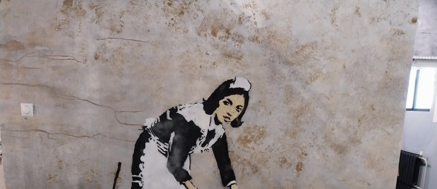 Muzeum poświęcone twórczości jednego z najpopularniejszych artystów street artu - Banksy’ego już w czwartek zostanie otwarte w Krakowie. Będzie tam można zobaczyć ponad 120 reprodukcji prac artysty z całego świata.

