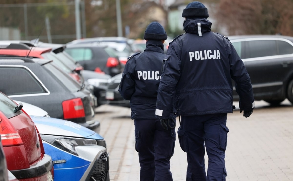 Nawet 8 tysięcy policjantów może odejść ze służby na początku przyszłego roku - dowiedział się nieoficjalnie reporter RMF FM. Tak potężna liczba wynika z deklaracji złożonych przez funkcjonariuszy. Oznaczałoby to, że poziom wakatów w tej największej formacji mundurowej wyniósłby prawie 18 procent.