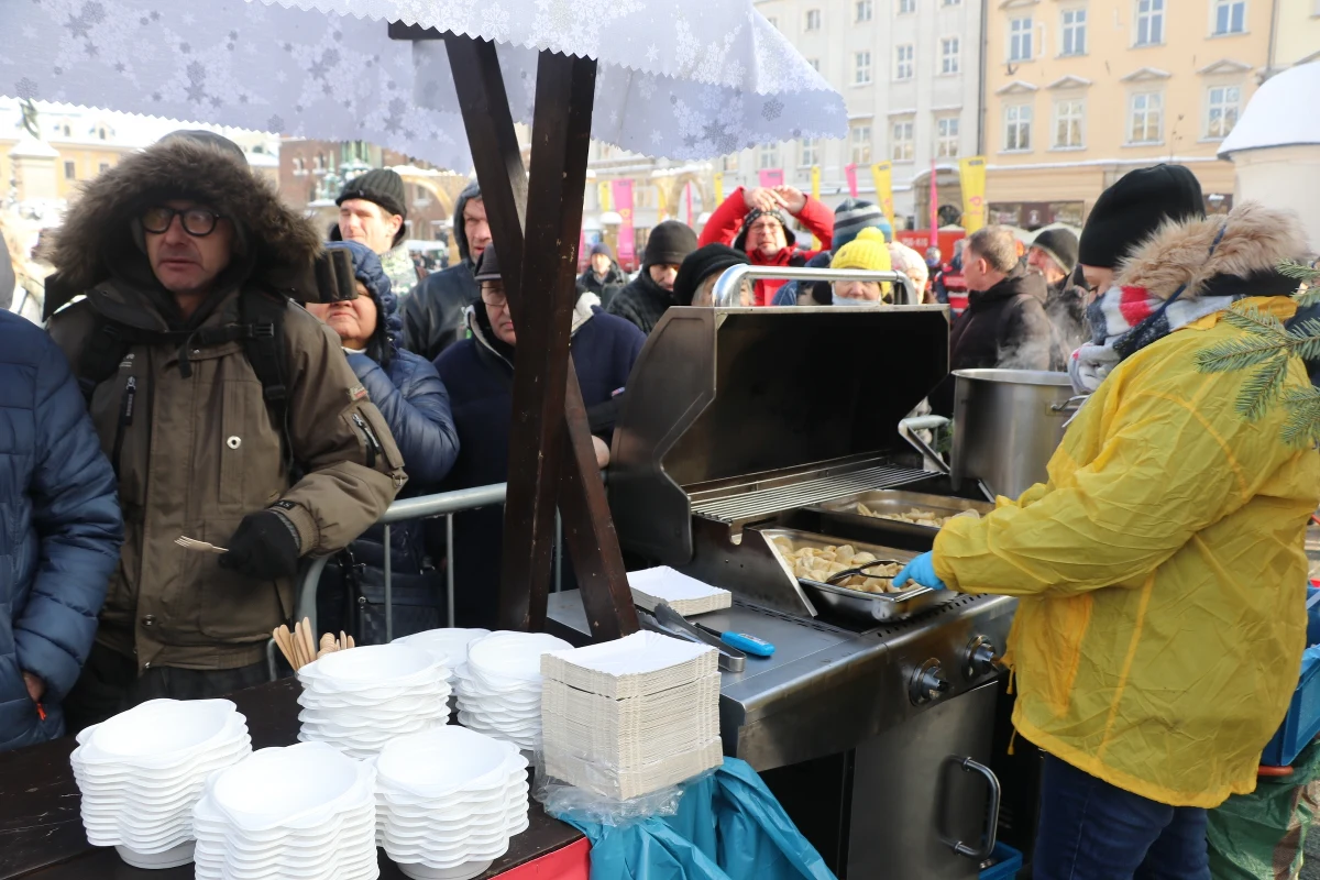 Już po raz 27. na Rynku Głównym w Krakowie w niedzielę odbędzie się wigilia dla bezdomnych i potrzebujących. Oprócz ciepłego posiłku, będzie można uzyskać podstawową pomoc medyczną.