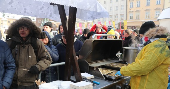 Już po raz 27. na Rynku Głównym w Krakowie w niedzielę odbędzie się wigilia dla bezdomnych i potrzebujących. Oprócz ciepłego posiłku, będzie można uzyskać podstawową pomoc medyczną.