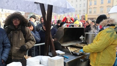 Wigilia na Rynku Głównym. Gorący posiłek przy wspólnym stole