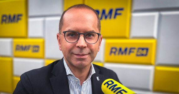 "Prokuratura powinna działać z urzędu" - mówił w Popołudniowej rozmowie w RMF FM poseł Platformy Obywatelskiej Michał Szczerba, pytany o to, jaka powinna być reakcja na dzisiejsze zachowanie Grzegorza Brauna. Poseł Konfederacji zgasił gaśnicą menorę chanukową ustawioną w Sejmie. "To jest po prostu prowokator. Był to akt antysemicki" - podkreślał Szczerba.