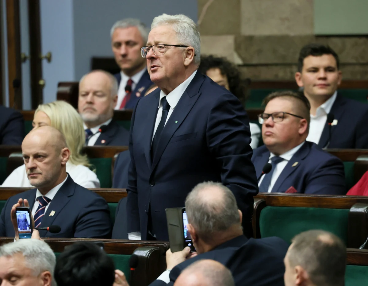Czesław Siekierski z Polskiego Stronnictwa Ludowego jest kandydatem na ministra rolnictwa i rozwoju wsi w nowym rządzie Donalda Tuska. "Człowiek doświadczony, a ciągle pełen energii. Jestem przekonany, że polskie rolnictwo będzie miało w osobie pana ministra kogoś bardzo kompetentnego" – podkreślał lider Platformy Obywatelskiej w Sejmie. "Do pomocy będzie pan miał w ministerstwie Michała Kołodziejczaka" – powiedział Tusk, zwracając się do Siekierskiego. 
