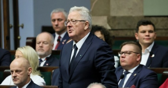 Czesław Siekierski z Polskiego Stronnictwa Ludowego jest kandydatem na ministra rolnictwa i rozwoju wsi w nowym rządzie Donalda Tuska. "Człowiek doświadczony, a ciągle pełen energii. Jestem przekonany, że polskie rolnictwo będzie miało w osobie pana ministra kogoś bardzo kompetentnego" – podkreślał lider Platformy Obywatelskiej w Sejmie. "Do pomocy będzie pan miał w ministerstwie Michała Kołodziejczaka" – powiedział Tusk, zwracając się do Siekierskiego. 