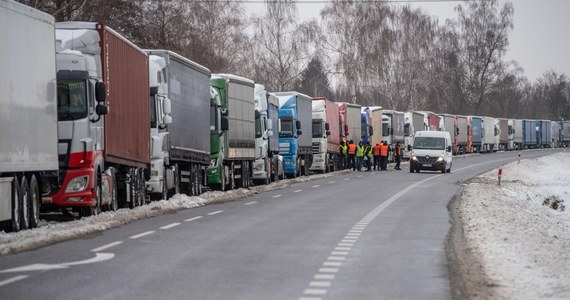 Odblokowana została droga krajowa nr 12 między Chełmem a przejściem granicznym z Ukrainą w Dorohusku (Lubelskie). Od poniedziałkowego popołudnia przejazd blokowała tam zepsuta ciężarówka – podała we wtorek policja.