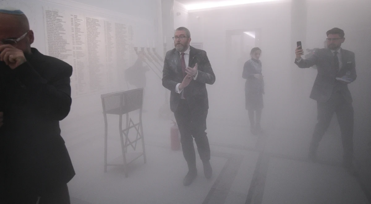 Na sejmowym korytarzu doszło do ogromnego skandalu. Grzegorz Braun rzucił się z gaśnicą proszkową na zapalone świece chanukowe, demonstracyjnie je gasząc. Poseł Konfederacji został wykluczony z udziału w posiedzeniu Sejmu.