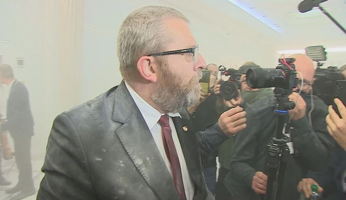 Grzegorz Braun wykluczony z obrad. Wcześniej złapał za gaśnicę