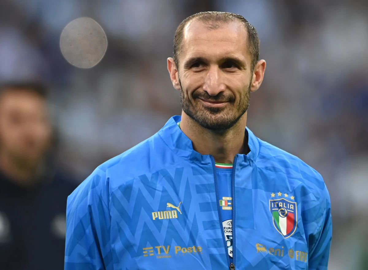 Giorgio Chiellini, który przez lata był podporą piłkarskiej reprezentacji Włoch i Juventusu, postanowił zakończyć karierę. Ostatnim klubem w karierze 39-letniego piłkarza był amerykański Los Angeles FC. Wychowanek Livorno uzbierał 117 meczów w drużynie narodowej i ponad pół tysiąca spotkań w koszulce "Starej Damy". "Byłaś najpiękniejszą i najbardziej intensywną podróżą w moim życiu" - tak napisał o piłce nożnej w mediach społecznościowych.