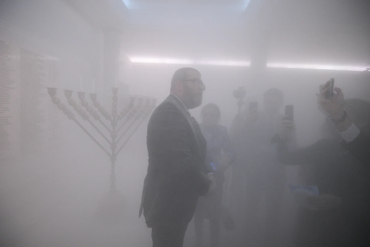 Nie istnieją w języku ludzi cywilizowanych słowa odpowiednie do określenia tego, co zrobił w polskim Sejmie Grzegorz Braun. I chyba wciąż jeszcze nie zdajemy sobie sprawy, jakie skutki i jakie znaczenie ma to, co zrobił on dziś w polskim Sejmie.