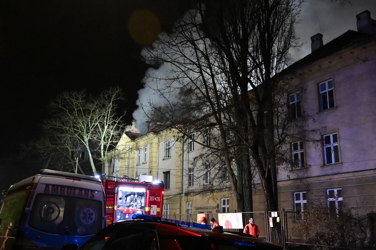 Płonie dach i poddasze dawnego szpitala MSWiA przy ulicy Ogrodowej w Kielcach. Na miejscu jest sześć zastępów straży pożarnej. 