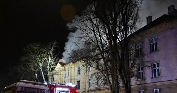 Płonie dach i poddasze dawnego szpitala MSWiA przy ulicy Ogrodowej w Kielcach. Na miejscu jest sześć zastępów straży pożarnej. 