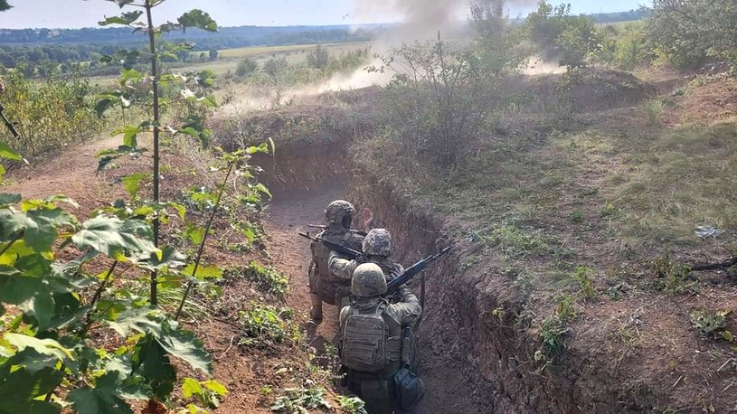 Siły Zbrojne Ukrainy pokazały na filmie spektakularny szturm swoich żołnierzy na rosyjskie pozycje w okolicach Kupiańska w obwodzie charkowskim.
