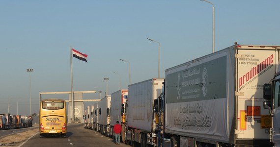 Konwój składający się z 80 ciężarówek z pomocą humanitarną dla Strefy Gazy został we wtorek wysłany z Egiptu na przejście Kerem Szalom na granicy Izraela ze Strefą Gazy. Punkt ten został uruchomiony przez władze izraelskie po to, aby zintensyfikować dostarczanie pomocy humanitarnej dla palestyńskiej enklawy.