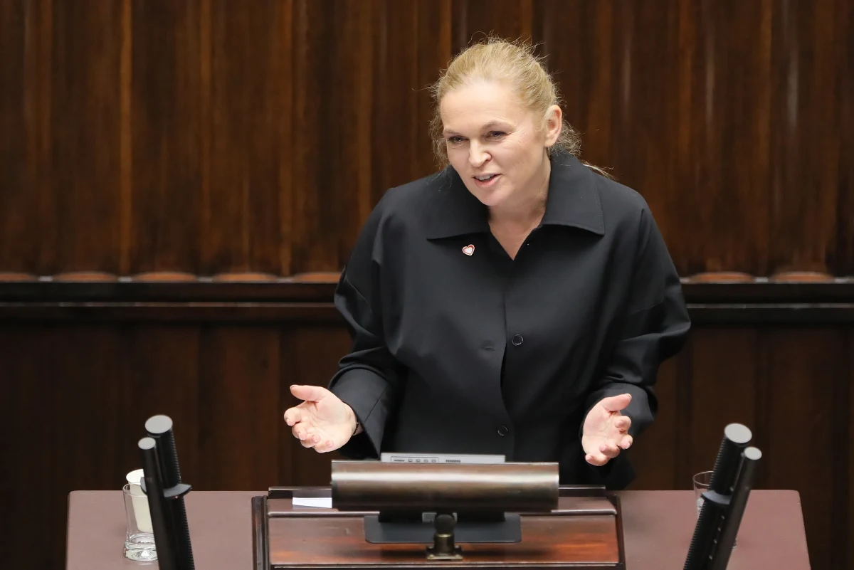 Dwie godziny lekcji religii to przesada. Moja propozycja będzie polegała na ograniczeniu lekcji religii do jednej godziny płatnej z budżetu państwa; jeżeli będzie decyzja samorządu, rodziców, że chcieliby tych godzin więcej, będzie to ich decyzja, także finansowa - powiedziała w TVN24 nowa minister edukacji Barbara Nowacka.