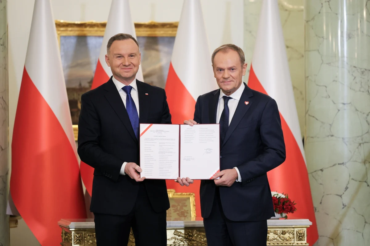 Rząd Donalda Tuska w środowy poranek został uroczyście zaprzysiężony w Pałacu Prezydenckim. Prezydent Andrzej Duda powołał Tuska na premiera, a także ministrów jego gabinetu. W poniedziałek Sejm wybrał przewodniczącego PO w ramach tzw. drugiego kroku konstytucyjnego na premiera, a we wtorkowym głosowaniu udzielił wotum zaufania jego gabinetowi. Wcześniej posłowie nie udzielili wotum zaufania rządowi premiera Mateusza Morawieckiego.