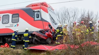 Auto zderzyło się z pociągiem. Niemal nic z niego nie zostało