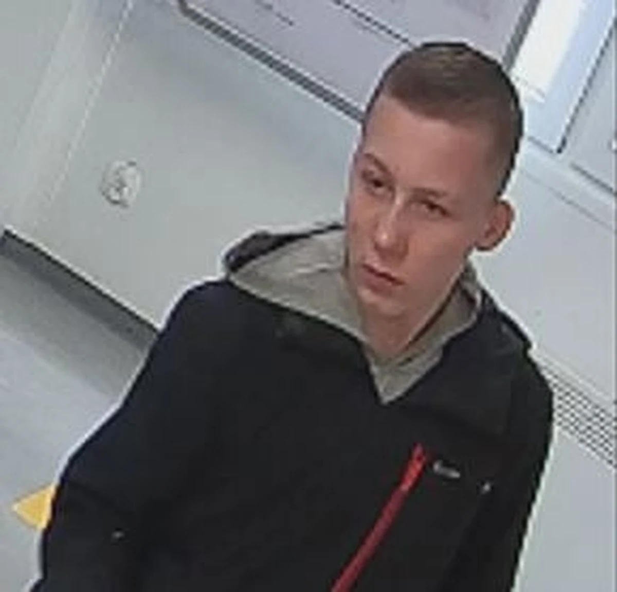 Policjanci z Przemyśla opublikowali wizerunek młodego mężczyzny, podejrzanego o udział w oszustwie metodą na „policjanta”. Pokrzywdzona straciła 365 tysięcy złotych. Miał je odebrać mężczyzna, wizerunek którego  zarejestrowały kamery monitoringu. 