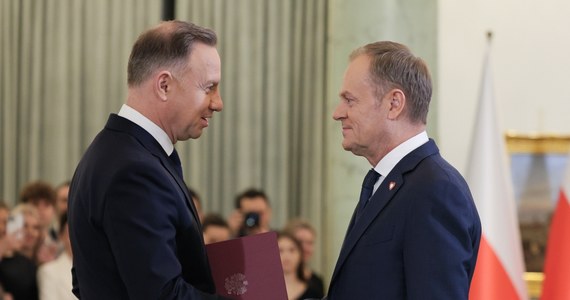 Donald Tusk stwierdził, że z radością przyjął gotowość do pełnej współpracy ze strony prezydenta. "Każdy, bez wyjątku, kto chce działać zgodnie ze słowami złożonej dzisiaj przysięgi, będzie naszym sojusznikiem" - zapowiedział nowo mianowany premier.