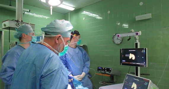 Ortopedzi ze Szpitala Miejskiego nr 4 w Gliwicach przeprowadzają endoprotezoplastykę stawu kolanowego przy pomocy robota. Po dwudziestu zabiegach potwierdzają dobre efekty leczenia.