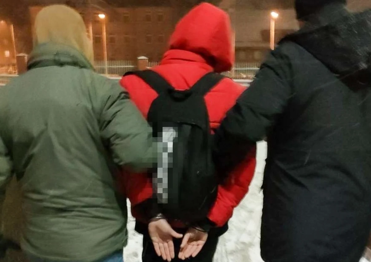 Około 10 tys. starterów SIM różnych operatorów komórkowych, a także dziesiątki telefonów komórkowych, modemów GSM, komputerów oraz urządzeń SIMBOX przejęli policjanci na terenie m.in Poznania i Warszawy. Zatrzymano również 4 osoby. Sprzęt elektroniczny był wykorzystywany do oszustw na masową skalę.