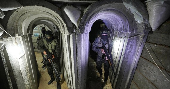 "The Wall Street Journal" informuje, że Siły Zbrojne Izraela (IDF) rozpoczęły pompowanie wody do tuneli pod Strefą Gazy. Operacja ma pozbawić Hamas podziemnej sieci przejść wykorzystywanej do przemieszczania się pod teatrem działań wojennych. Proces zalewania ma trwać kilka tygodni i wzbudza ogromne kontrowersje.