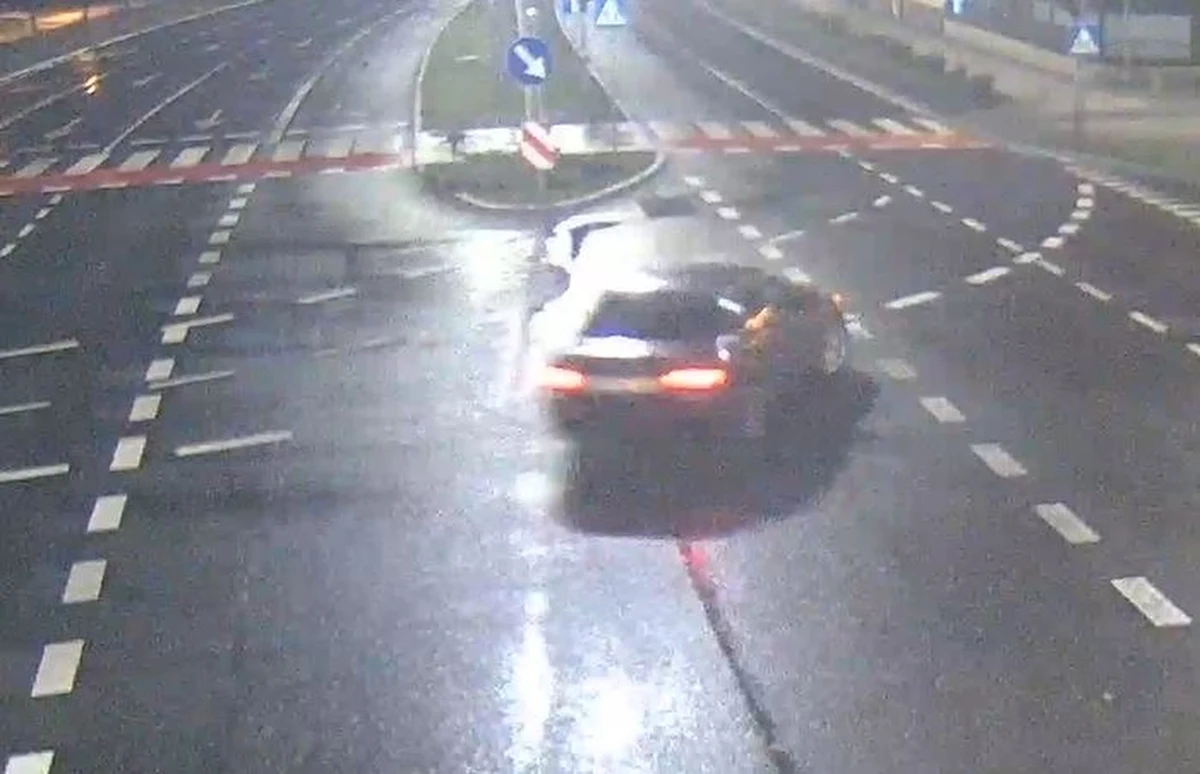 W Lesznie policjant po służbie razem z kolegą ujął młodego kierowcę, który najpierw "kręcił bączki" na jednym z większych skrzyżowań w mieście, a potem stracił panowanie nad bmw, wjechał na pas zieleni i w ogrodzenie. Mężczyzna był pijany.

