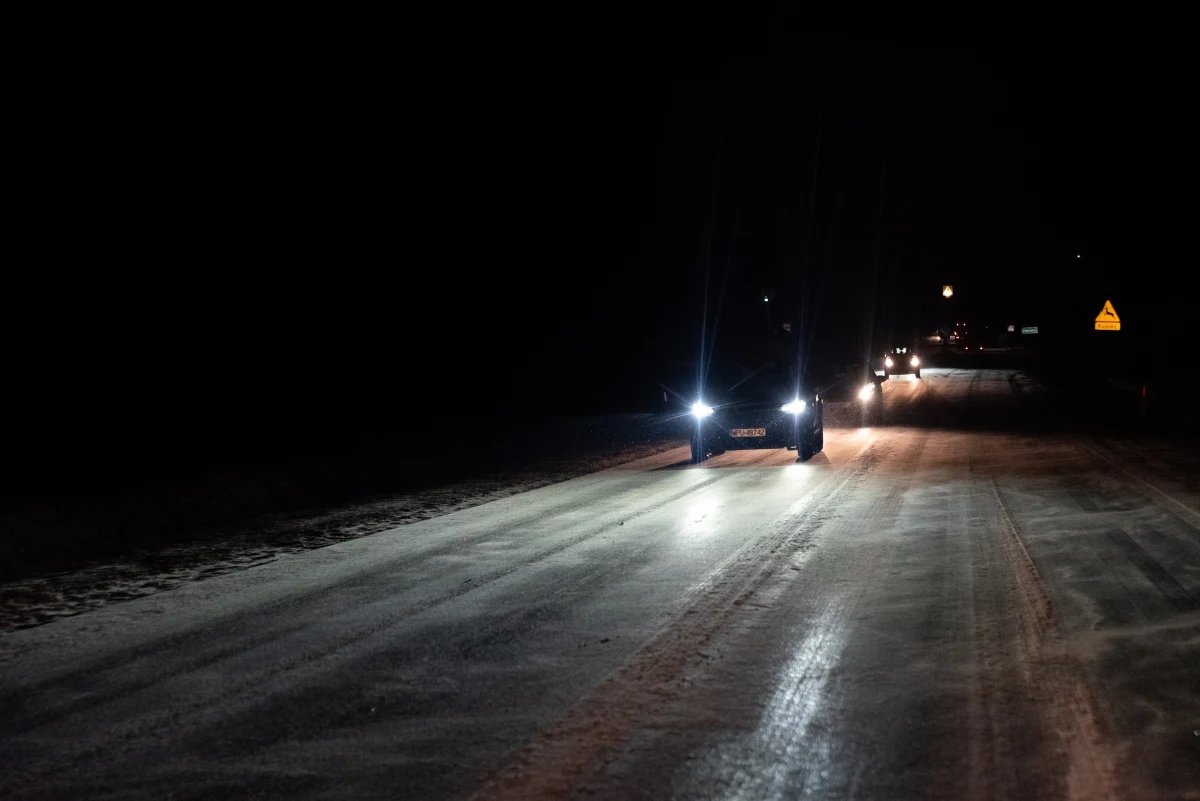 Szła nocą wzdłuż ruchliwej drogi krajowej numer 10 w samych spodniach i swetrze, w końcu wpadła do rowu, z którego nie umiała wyjść. Policjanci z Płońska pomogli zdezorientowanej 86-latce. Odwieźli ją do domu.   