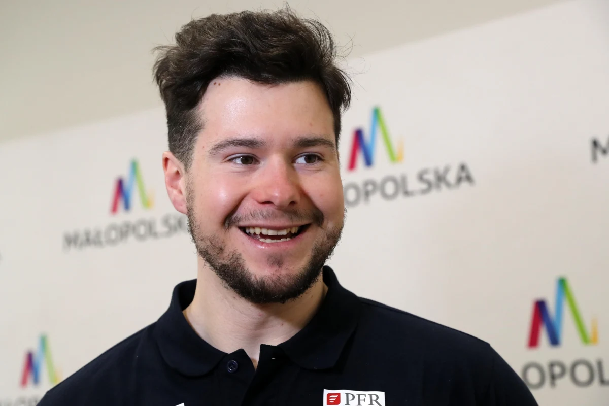 Poprzedniej zimy zdobył tytuł mistrza świata i walczył do samego końca o zwycięstwo w Pucharze Świata w slalomie gigancie równoległym. Teraz snowboardzista Oskar Kwiatkowski rozpoczyna nowy sezon, a my liczymy na kolejne sukcesy. Pierwsze zawody już jutro!